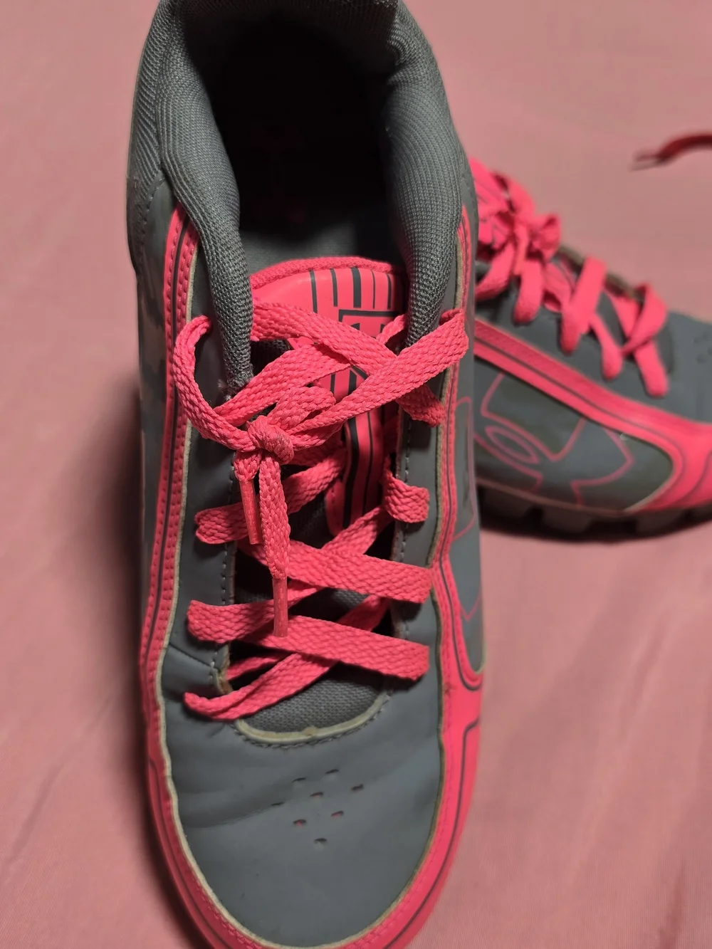 Under Armour  Teens Or Womans Athletic Softball Or Baseball Cleats